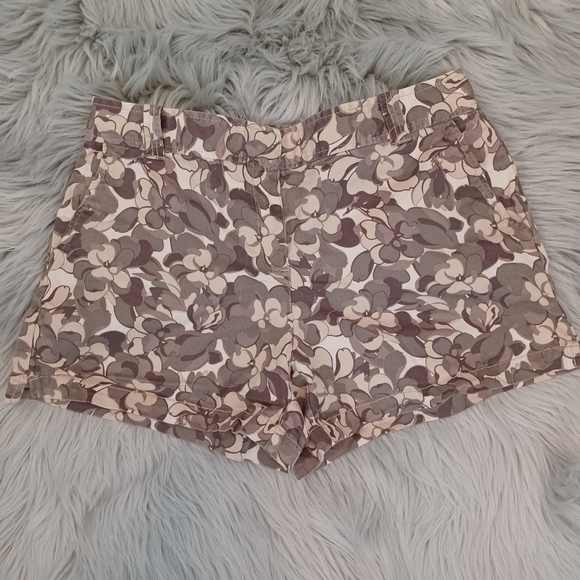 New York & Company Pants - New York & Company Green & Tan Floral Camouflage Shorts Size 10